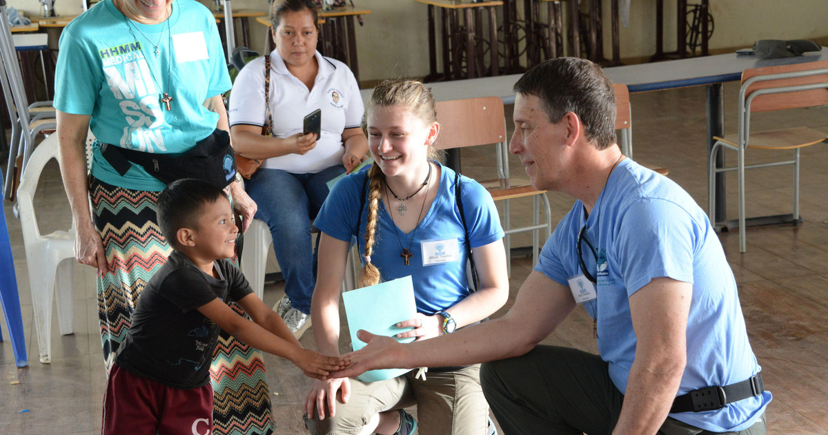 el salvador helping hands